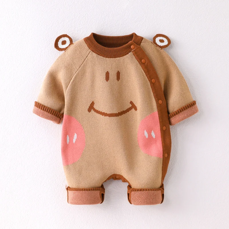 Barboteuse en fil de coton tricoté pour bébé, idéal nouveau-né. Douceur et respirabilité pour une peau sensible. Combinaison confortable.
