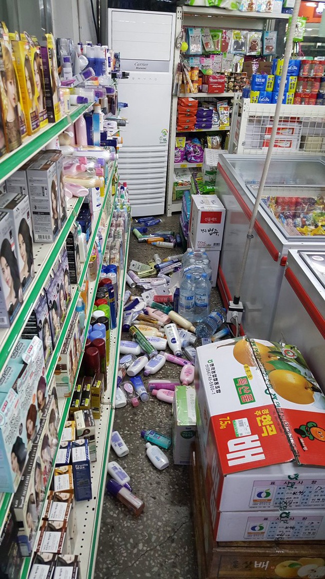 Image: Mess in a store in Gyeongju due to the earthquake / Taken by Korea Times