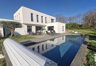 Maison avec piscine et terrasse 1