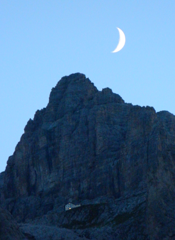 Luna crescente al rifugio Pisciadù di lucaldera