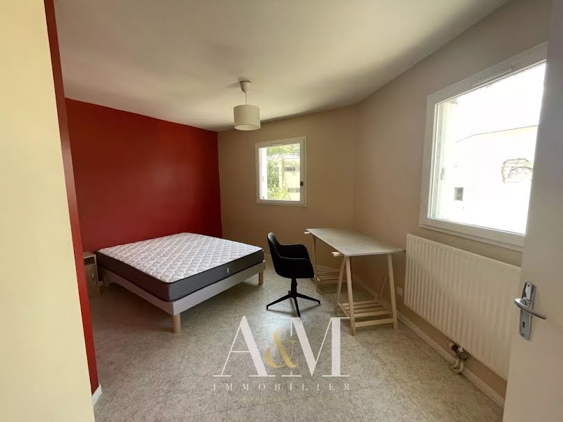 Location meublée appartement 5 pièces 15 m² à Angouleme (16000), 460 €