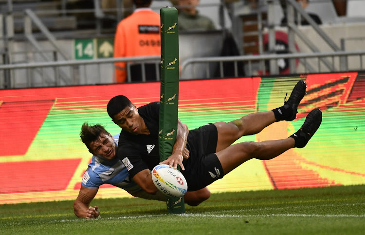 Salesi Rayasi of New Zealand attempts to score at the corner flag while being tackled by Luciano Gonzalez of Argentina on day 2 of the 2019 HSBC Cape Town Sevens at Cape Town Stadium on Saturday night.