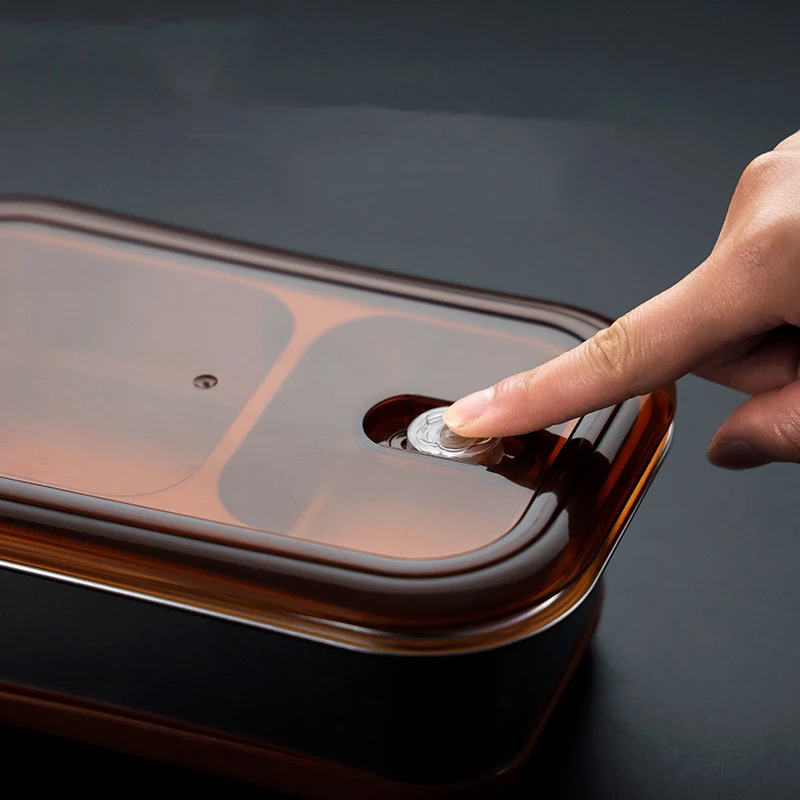 Stalowa lunchbox izolowany dla pracowników biurowych z przegródkami, zapewniający świeżość i porządek posiłków.