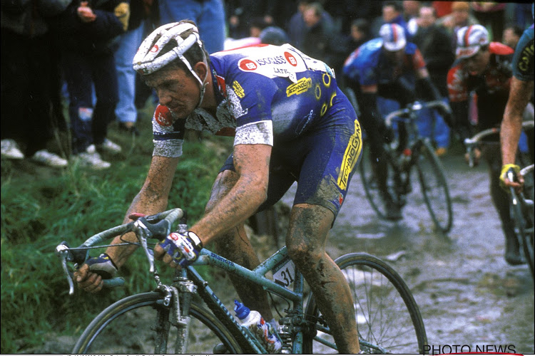 Johan Museeuw op zoek naar damesfiets die hem de zege kostte in Parijs-Roubaix in 1994