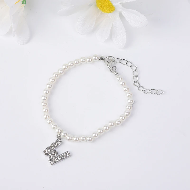 Bracciale da donna semplice con perle e lettere inglesi. Eleganza quotidiana con questo bracciale ideale per un tocco sofisticato al tuo look, facile da abbinare.