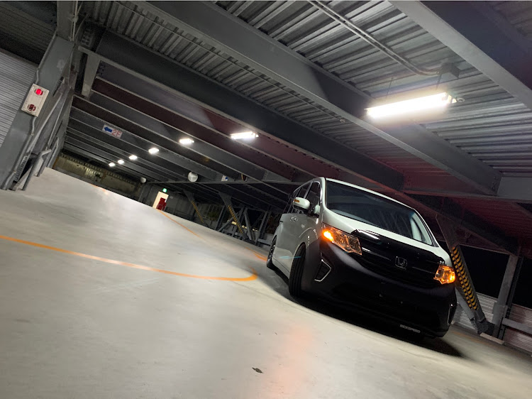 ステップワゴンのRPステップワゴン・仮想USDM・立体駐車場盛れる・雨の日ショット・STEP・CREW・SQUADに関するカスタム事例の投稿画像8枚目