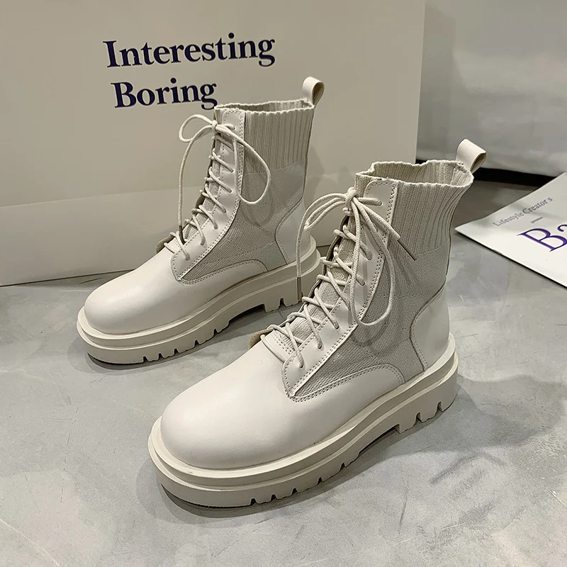 Zwarte Martin boots voor dames met vetersluiting, dikke hak en ronde neus, perfect voor de herfst. Comfortabel en stijlvol.