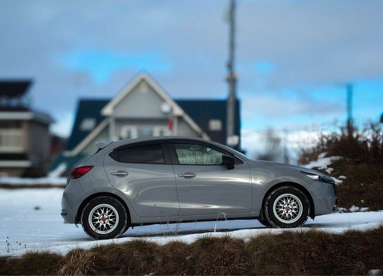 MAZDA2のMAZDA2・エアログレーメタリック・毎日投稿継続中・carphotoに関するカスタム事例の投稿画像1枚目