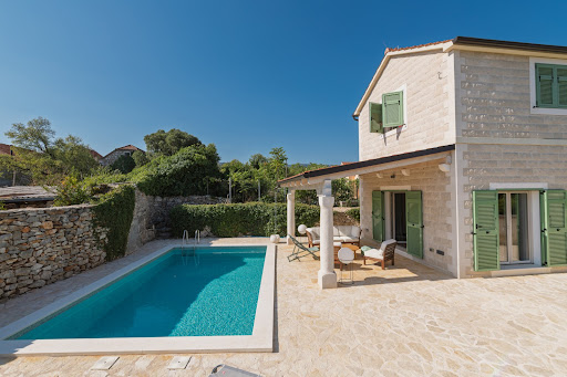 Maison avec piscine et terrasse 1