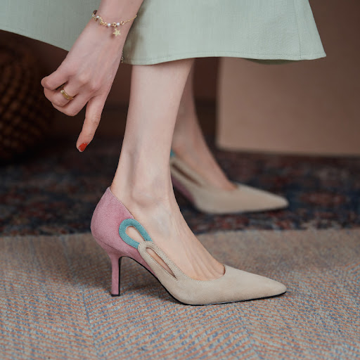 Title 3, Color-matching high-heeled stiletto shoes for w...