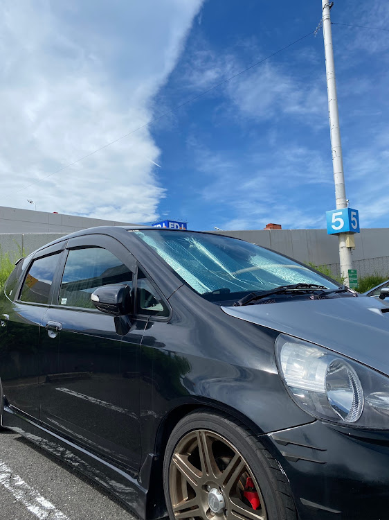 フィットの洗車の頻度ってどのくらい？・7月も宜しくお願いします🙇‍♂️・ずぶ濡れの愛車・梅雨明け？・いつもたくさんの いいね!&コメント ありがとうございます🙇🏻‍♂️に関するカスタム事例の投稿画像1枚目