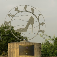 Monumento alla calzatura di acquario