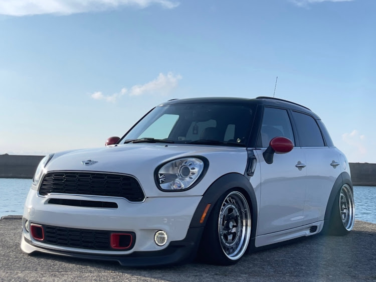 ミニ クロスオーバーのMINI R60・CROSSOVER・Formula AERO SPOKE・虹🌈・9月もよろしくお願いします。に関するカスタム事例の投稿画像1枚目
