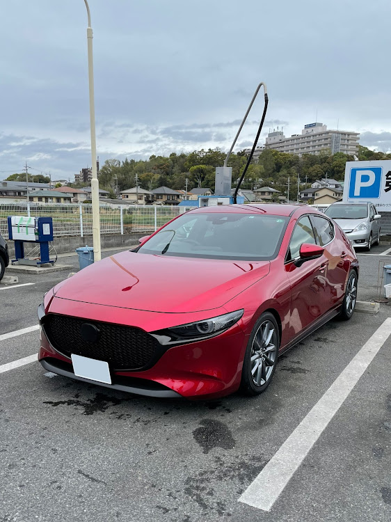 MAZDA3のマツダ3・低そうで低くない少し低い車・ソウルレッドクリスタルメタリック・洗車に関するカスタム事例の投稿画像1枚目