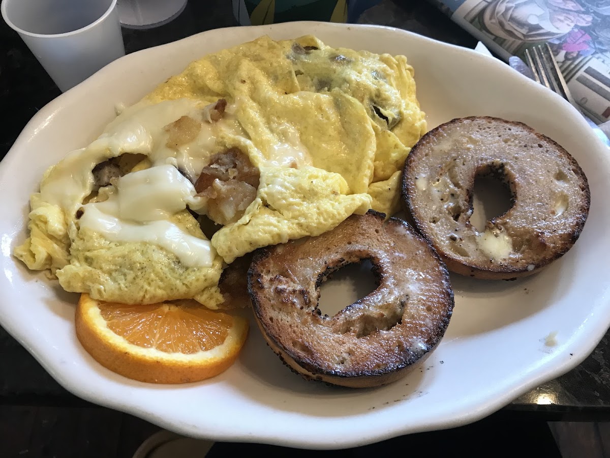 Love it here. They will cook your bagel on the grill to avoid cross contamination. Knowledgeable and lots of choices. Yum!