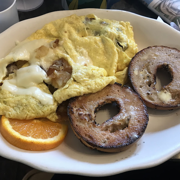 Love it here. They will cook your bagel on the grill to avoid cross contamination. Knowledgeable and lots of choices. Yum!