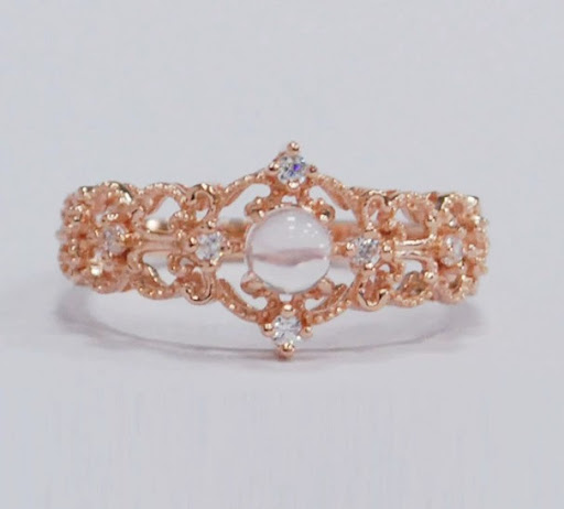 Title 7, Luxury Vintage Style Lace Ladys Ring. Timeless...