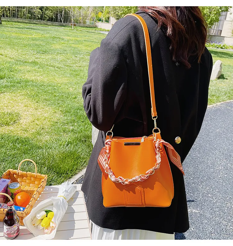Sac cabas seau en cuir avec anse chaîne, élégant, spacieux et polyvalent, idéal pour un usage quotidien et un style raffiné