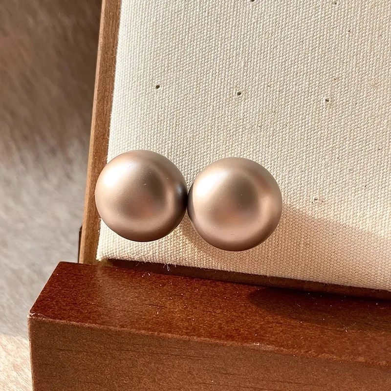 Pendientes de botón perla con textura esmerilada de panecillo redondo al vapor, estilo minoría temperamental, ¡elegancia atemporal!