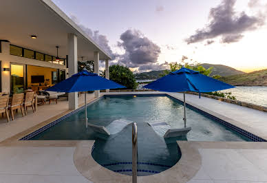 Villa with pool and garden 5