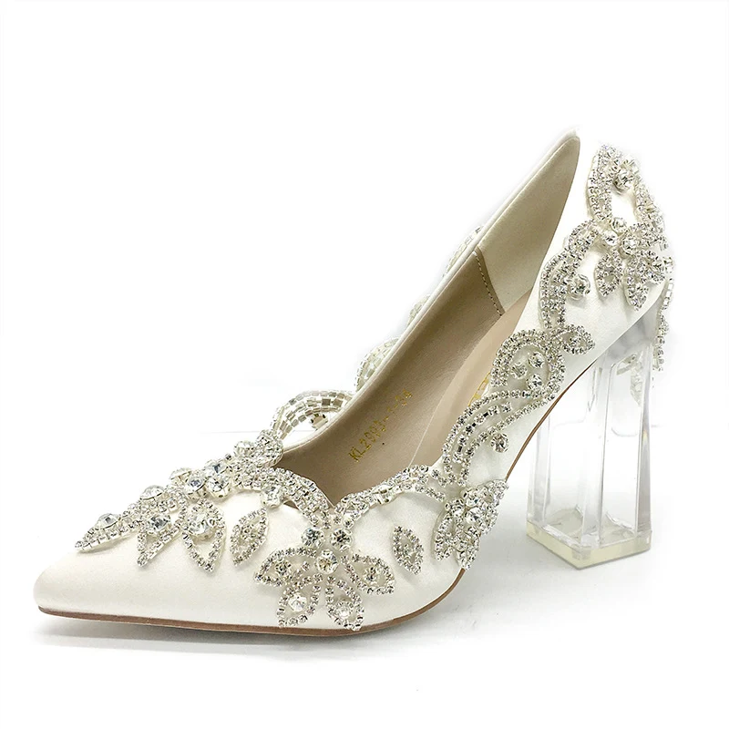 Dames hoge hakken schoenen met spitse neus van satijn met strass. Schitter op speciale gelegenheden. Een statement voor elegantie.