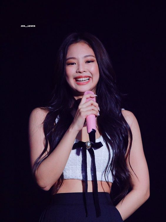BLACKPINK's Jennie Changing Her Expressions In A Second Proves Her ...