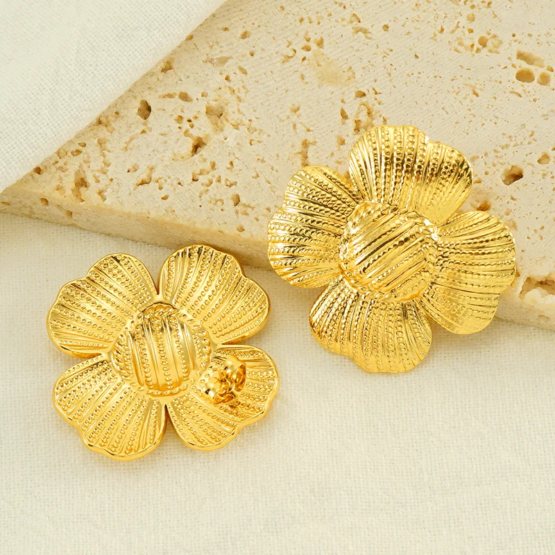 Boucles d'oreilles fleurs françaises rétro en acier titane, style vintage. Élégantes, hypoallergéniques, résistantes, parfaites pour un look charmant et unique.