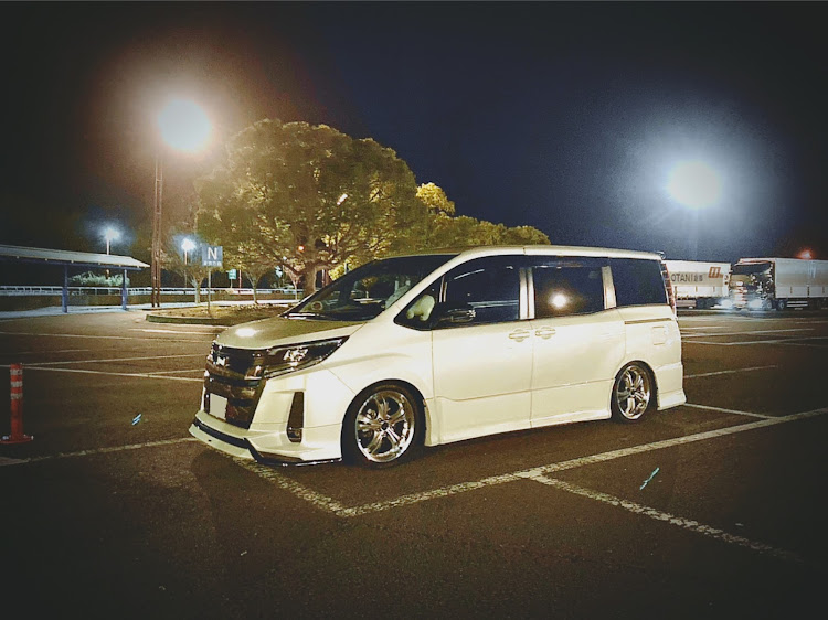 ノアの326power・ノア80後期・neonfamily・MODELLISTA・ホイールに関するカスタム事例の投稿画像1枚目