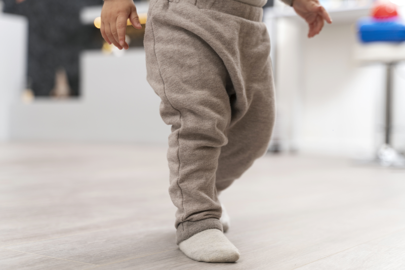 Niño pequeño haciendo actividad física en cuarto espacioso