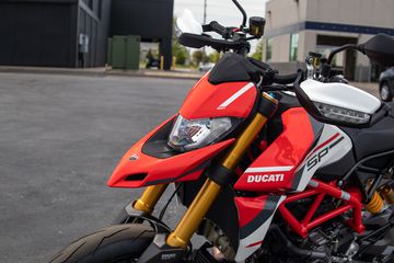 Phía trước của Ducati Hypermotard 2023 được trang bị một bộ phuộc Marzocchi