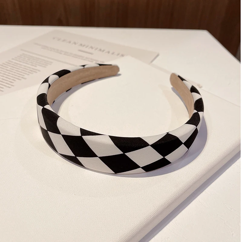 Bandeau à carreaux noir et blanc, accessoire de cheveux polyvalent, s'accorde avec tout. Parfait pour des coiffures élégantes et stylées