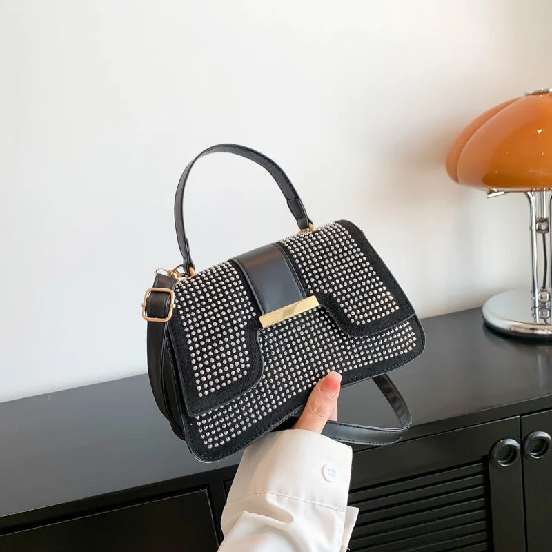 Sac à main élégant avec coutures délicates et texture raffinée, idéal pour la mode et pour compléter vos tenues avec style et élégance.