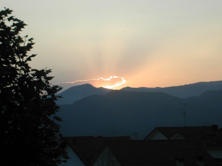 Sole e nuvola tramontano insieme di cillix