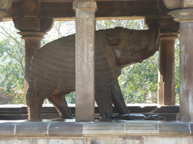 UN POQUITO DE INDIA Y UN POQUITO DE NEPAL - Blogs de India - KHAJURAHO: Templos. Parque Nacional de Panna (7)