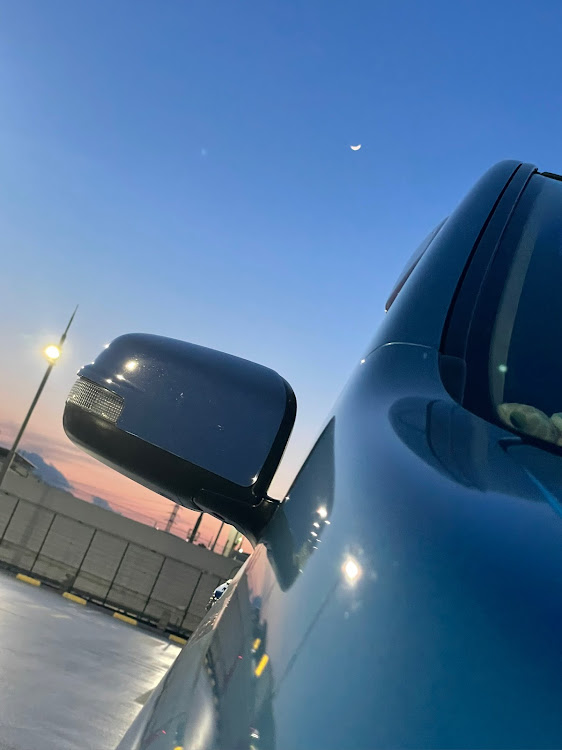 セレナの夕方撮影・グラデーションな空・三日月とコラボ・屋上駐車場・低いようで低くない丁度良い高さに関するカスタム事例の投稿画像4枚目