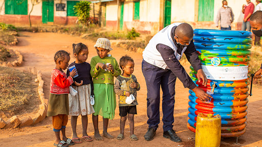 Local children receive potable water from the ‘Safe Water Cube’ fountains installed in schools in Madagascar (Photo: AETOSWire)