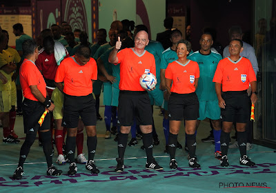 📷 Gianno Infantino arbitre un match entre ouvriers et légendes du football 