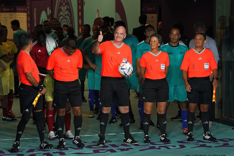 📷 Gianno Infantino arbitre un match entre ouvriers et légendes du football 