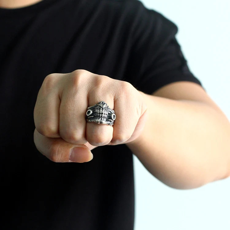 Bague Mad Max Undead Old Joe en argent sterling 925, un bijou unique pour fans et cosplayeurs. Affichez votre passion avec cet accessoire exceptionnel.