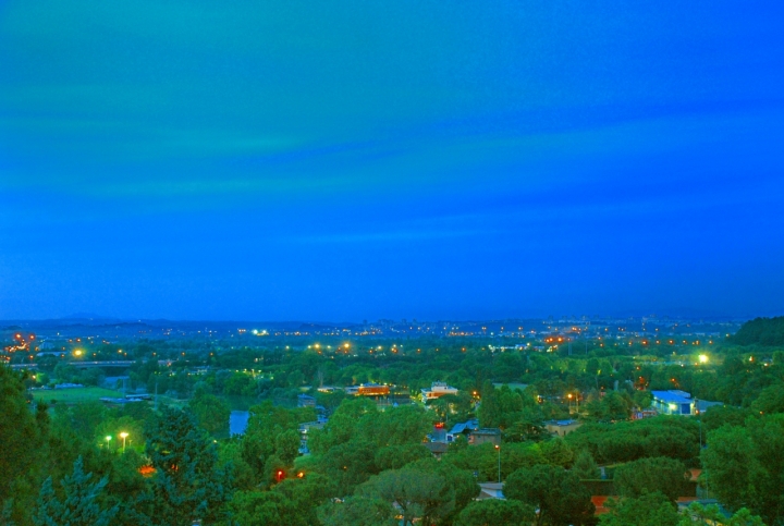 Roma, luci tra il verde del Tevere di si