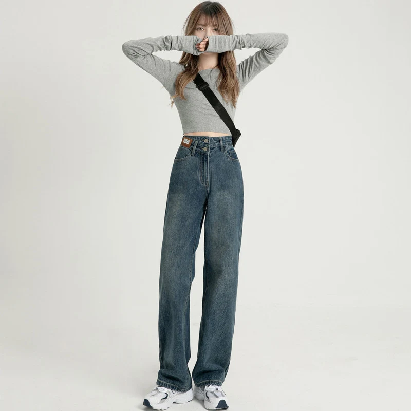 Jeans rectos retro de mujer, tiro alto, pernera ancha. Disfruta de la comodidad y el estilo vintage. Perfectos para un look moderno y favorecedor.