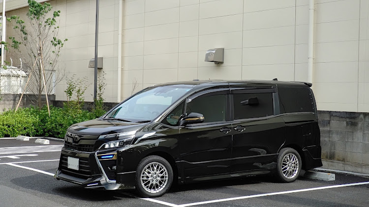 ヴォクシーのTRD・モデリスタ・サンルーフ・ダミーアンテナ・ドルフィンアンテナに関するカスタム事例の投稿画像6枚目