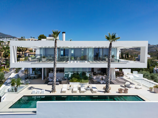 Villa avec piscine et terrasse 1
