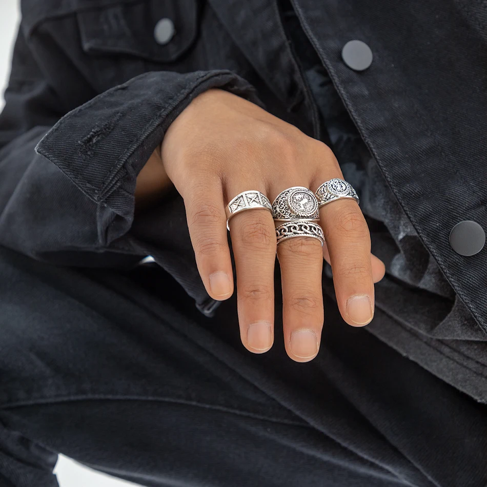 Bague chaîne cheval courant en relief rétro. Un design vintage unique et élégant pour afficher votre style et votre personnalité en toute occasion.