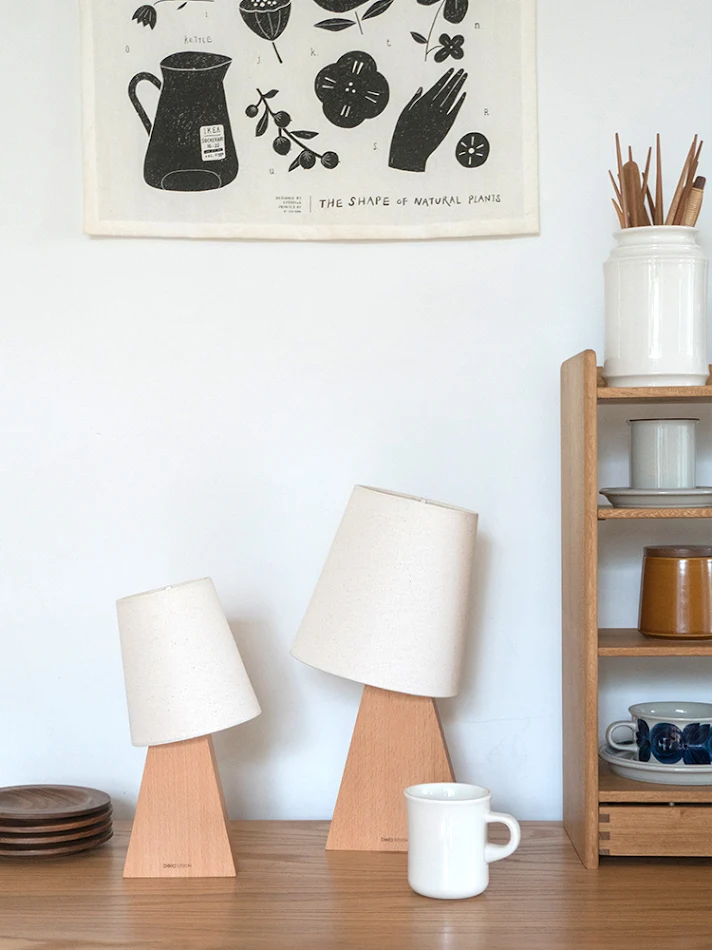 Scandinavische retro Japanse decoratieve nachtlamp. Verlicht uw slaapkamer met een ontspannende sfeer en een uniek vintage design.