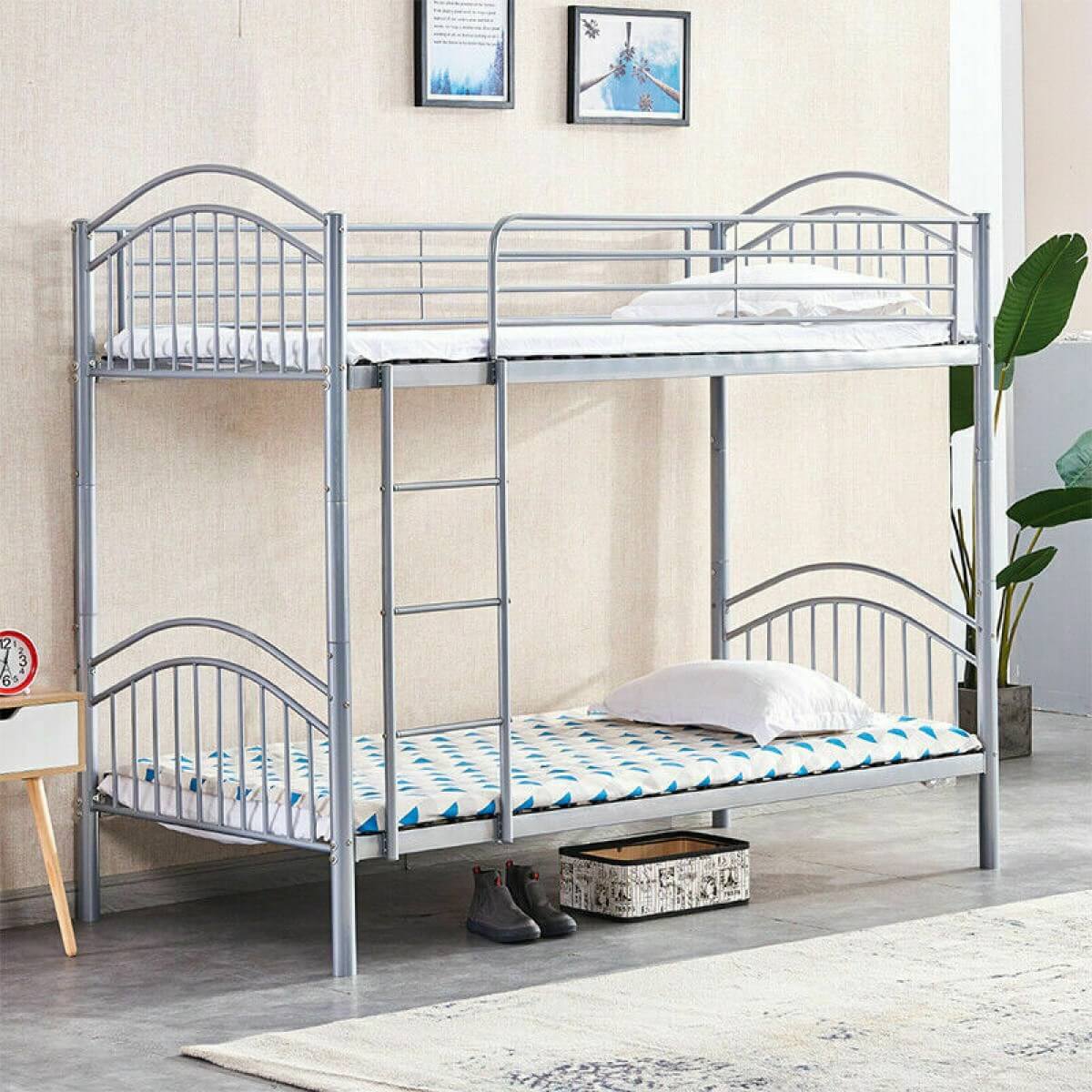 Những chiếc giường tầng bằng sắt là giải pháp cho không gian nhỏ hẹp