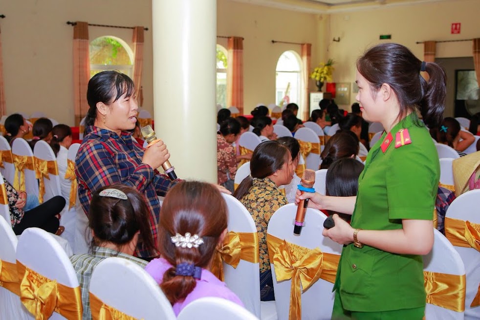 Các hội viên giao lưu, chia sẻ những kinh nghiệm giữ gìn hạnh phúc gia đình