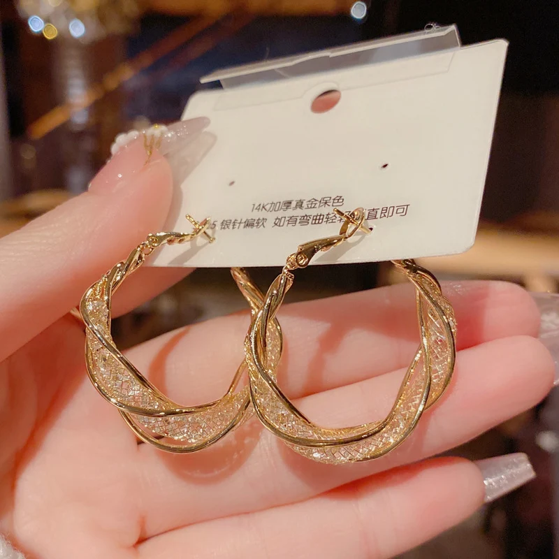 Brincos minimalistas de moda para mulheres, com malha de cristal e ornamento torcido, perfeitos para um visual elegante e sofisticado.