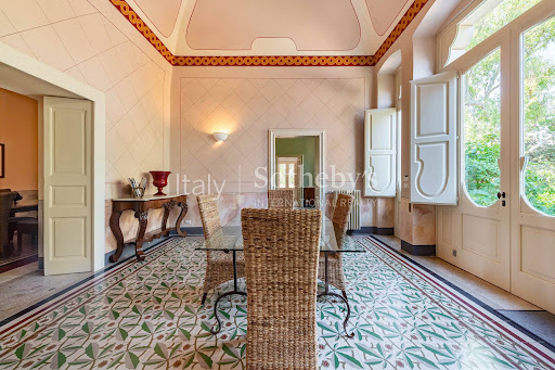 Dining room with glass table and chairs - Property purchase in Ruffano, 8 rooms, 4 bedrooms