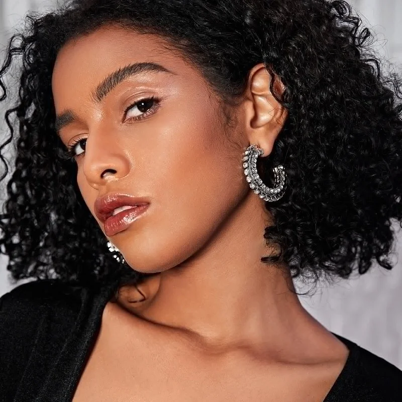 Boucles d'oreilles coréennes Dongdaemun en C, demi-cercle, diamants givrés, style élégant, parfaites pour sublimer votre look et briller en toute occasion.